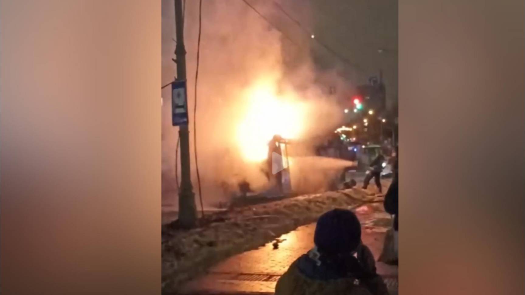 На видео попало, как в Москве электробус с пассажирами охватило огнем