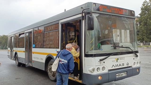 Автобус ЛиАЗ 5292.60 следует по маршруту 8 "ул.Солнечная-пл.Отдых"