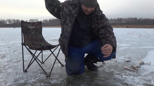 Ловля окуня со льда. Ик. Омская рыбалка.