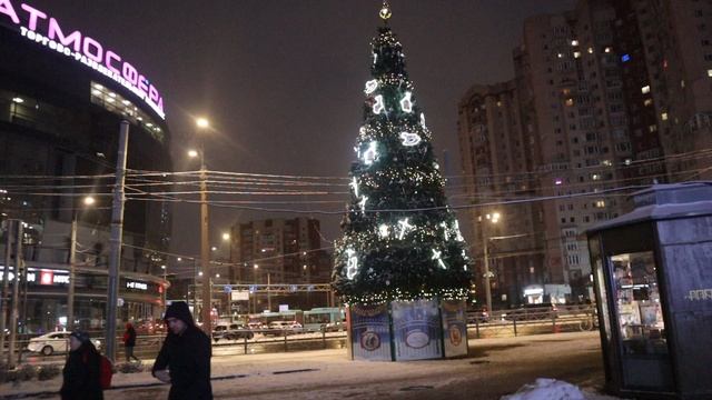 Новогодняя елка на площади рядом с метро. Вторник, 24 января 2024 г