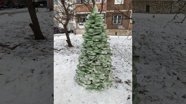 В Заречном на Бебеля, 130 появилась необычная ёлочка 🎄