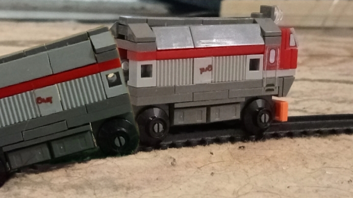 небольшое анимация про тепловоз сошёл с рельс