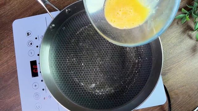 Einfaches Frühstück Rezept! Ein Sandwich mit Ei, Käse und Würstchen!