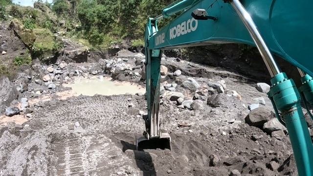 Строительство, проложили новую дорогу, потому что песок заканчивается,