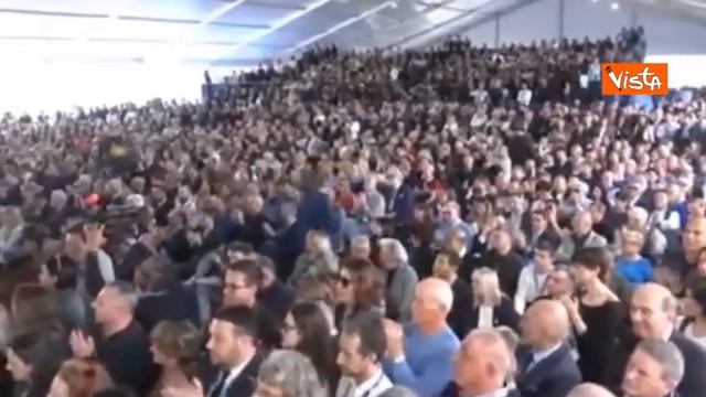 La standing ovation per Enrico Berlinguer alla conferenza programmatica di Fratelli d'Italia