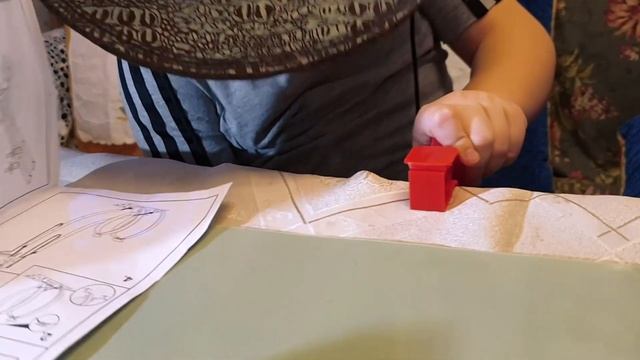 Паша и Человек Невидимка гоняют на гоночном треке!