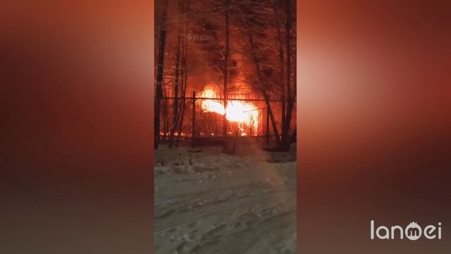 Россиянин на «Патриоте» атаковал тараном военкомат и поджёг свой автомобиль...🔽🔽🔽