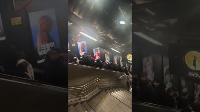 ⚜️станции Dong Escalate, Сеул.
С ДНЕМ РОЖДЕНИЯ, ТЭХЕН