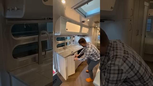 Трейлер Airstream RV