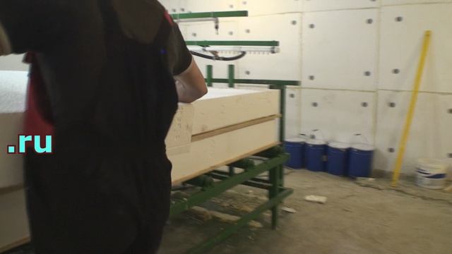 Сборка СИП панели из кусков пенопласта.