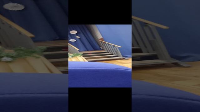 Роман Сачян выступает на сцене в НПРЦ