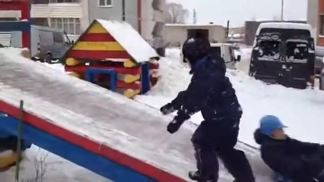 Ваня катается на горке