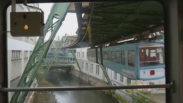 Необычный вид городского транспорта. Монорельсовая дорога в городе Вуперталь. Германия.
