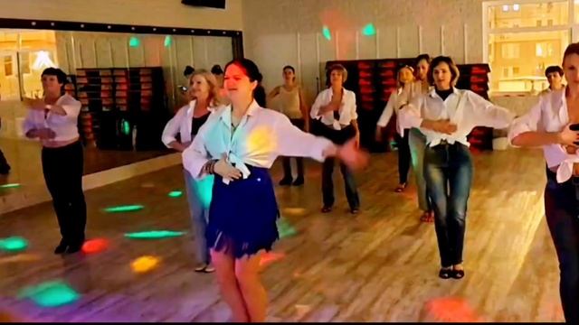 танцуем бачату на новый год🥰🤩