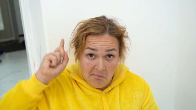 Играем с детьми в бассейне с цветными шариками и прыгаем на батуте