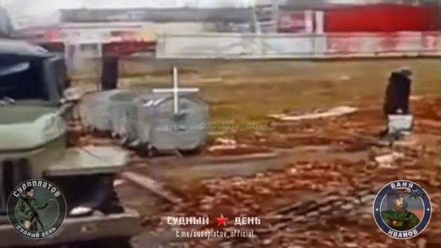 Собираясь сжечь вражескую единицу техники, увидел рядом женщину, выбрасывающую мусор.