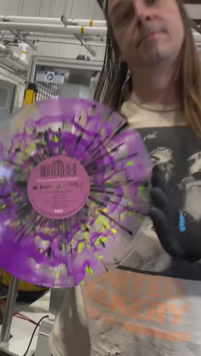 Так делают виниловые пластинки.