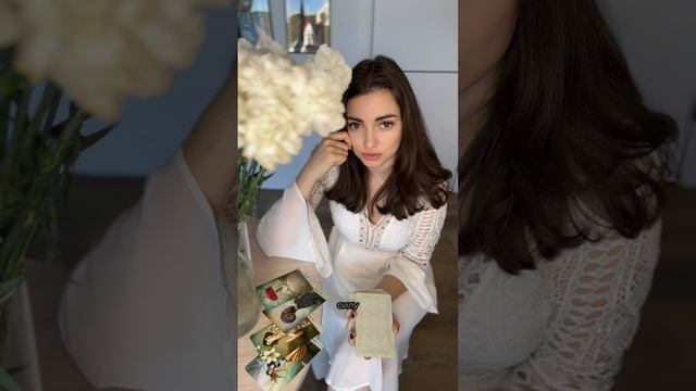 Если принимаешь ,то пиши "благодарю, принимаю"
Если не согласна - "отменяю, благодарю"