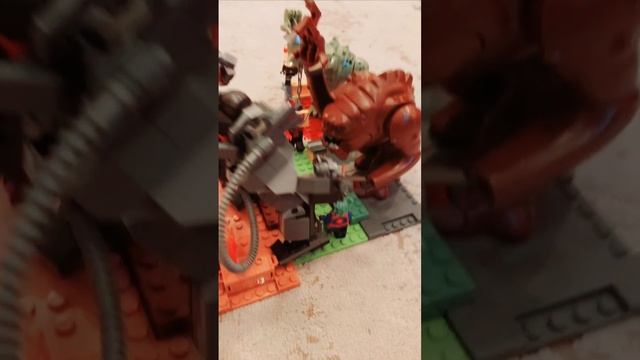 Битва игрушечных титанов Lego.mp4