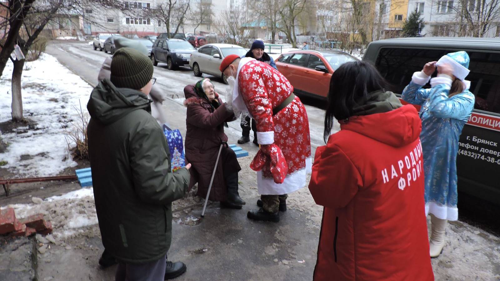 В Брянске военная полиция и народный фронт поздравили с Новым годом детей участников СВО