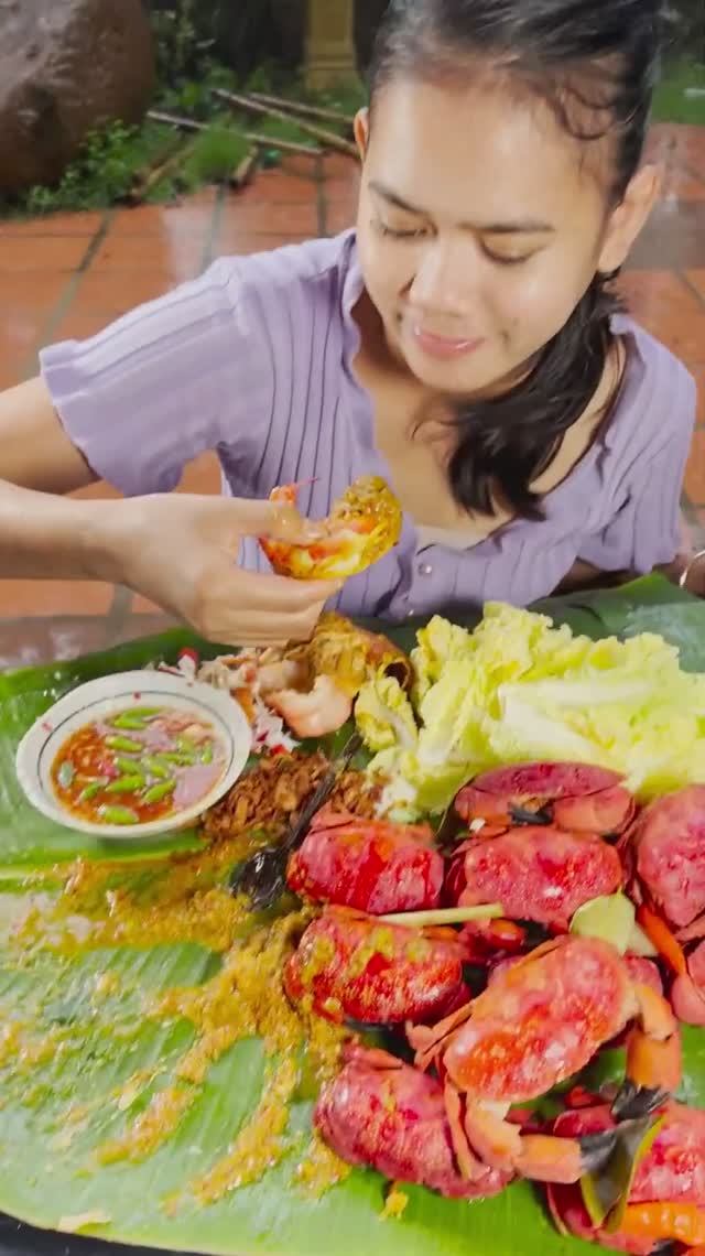 Большие креветки с карри приготовление крабов и вкусная еда