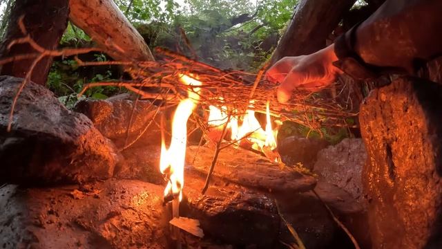 ПОХОД и строительство укрытия в лесу Аляски. Как обычно ловля и готовка вкусной рыбы на костре.