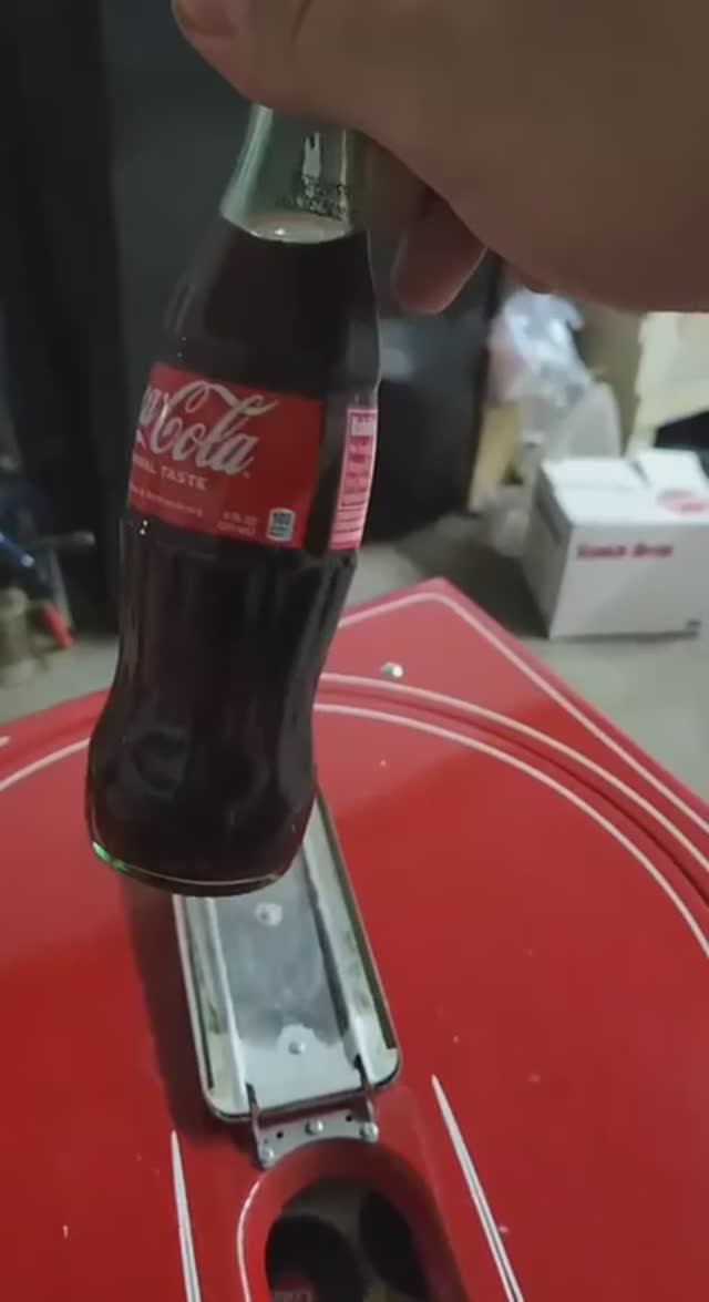 Винтажный вендинговый аппарат Coca-Cola