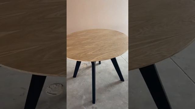 Стол круглый дубовый с черными ножками