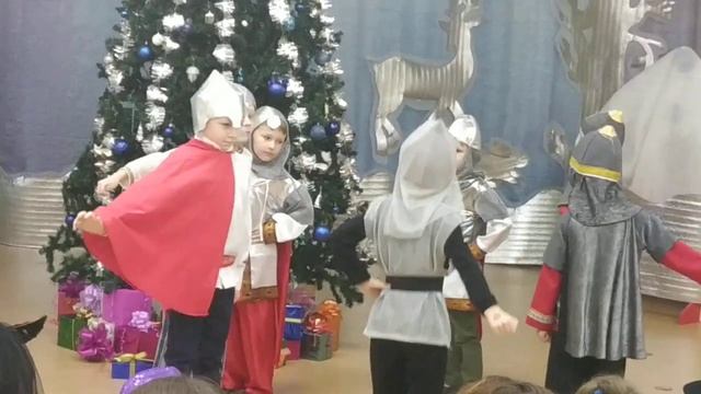 Новогодний утренник. Внук Ваня солирует. (1)