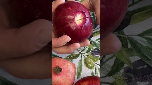 Чистим гранат.