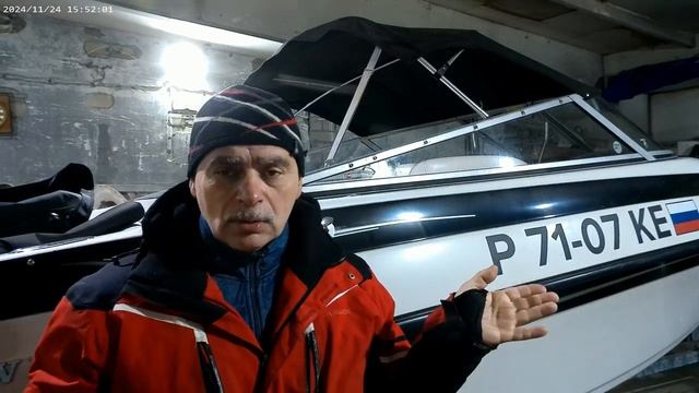 Система натяжения тента на американских катерах  в режиме полурубки