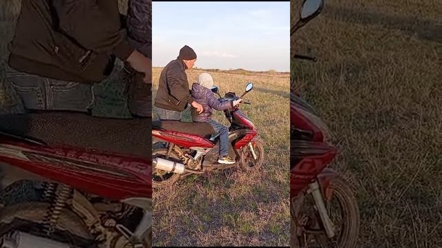 10 летний сын учится ездить на скутере