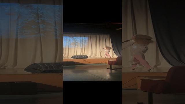 У нас в Веге был Новогодний концерт. И я спела песню "Закружился снег шальной"( сл. и муз . Лены В.)