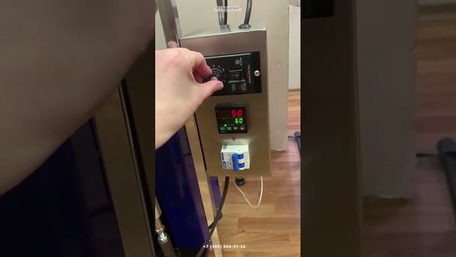 Работа установки розлива УД 2 в комплекте с баком, блоком управления и полкой, регулируемой по высот