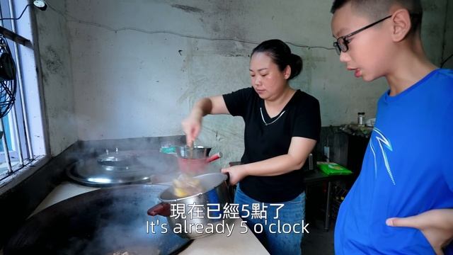 孩子要去讀書，媳婦早早安排晚飯，準備一桌家常菜