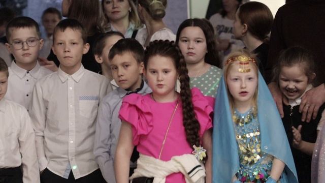 Порядка 300 детей, учащихся городских и сельских школ, побывали на социальной ёлке_СоликамскТВ