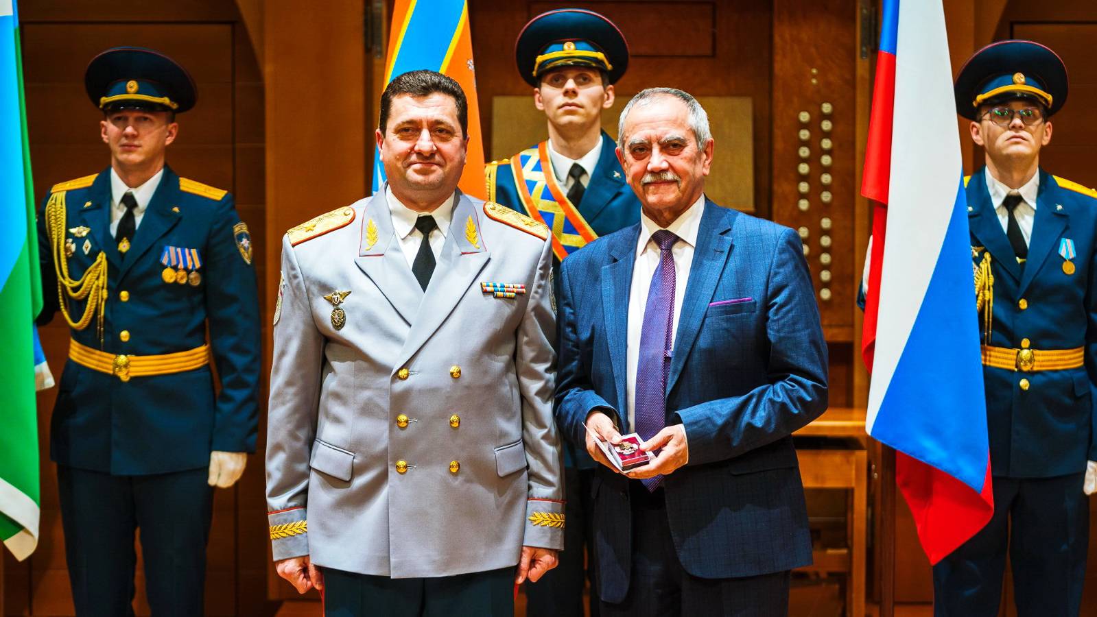 Спасатели Югры к празднику получили награды
