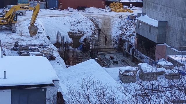 Вяжут арматуру для подземного гаража