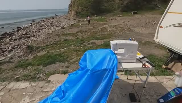 59 ч. Жизнь в караване у моря. Пошив тента. Мои мысли - мои скакуны