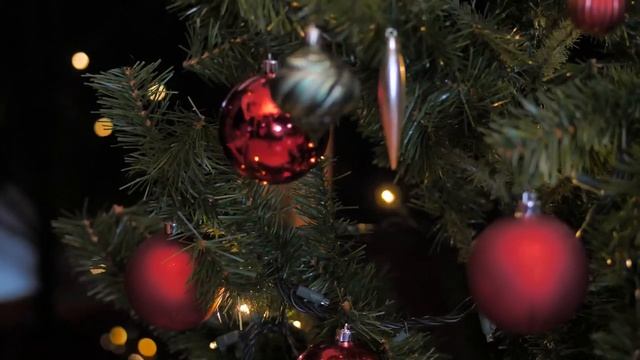 mixkit-christmas-tree-with-ornaments-2710-hd-ready.mp4