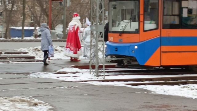 Дед и Мороз на трамвайной остановке...