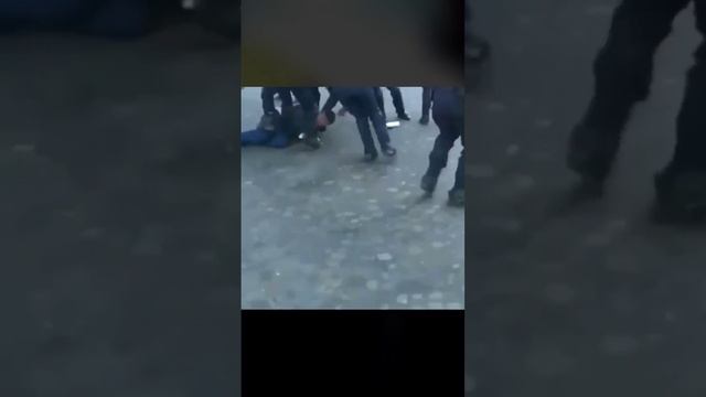 бьёт прямо в морду