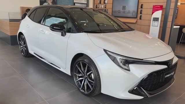 Toyota Corolla GR Sport Hybrid 2023 - интерьер и экстерьер