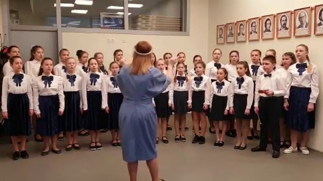 В сыром бору тропина