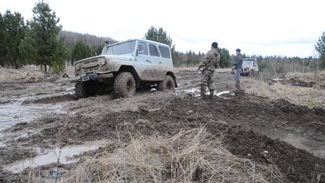 УАЗ на белках вытаскивает застрявшую Ниву