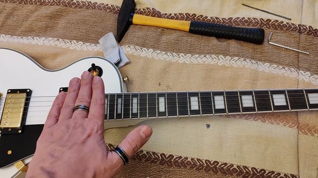 Обзор уцененной, но причесанной реплики Gibson Les Paul Custom белого цвета