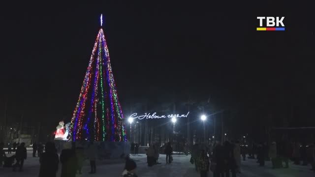 На главной елке Искитима засияли огоньки