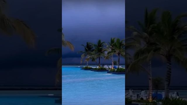 Контраст грозового неба и райских Мальдив