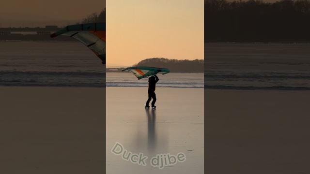 Duck jibe с вингом на коньках