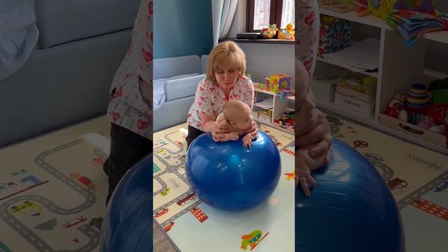 Расслабляем животик на мяче